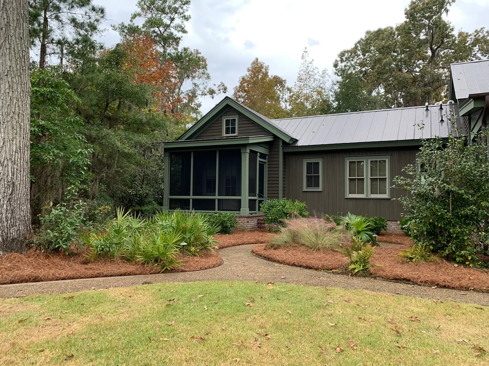 Commercial courtyard with neatly installed pinestraw